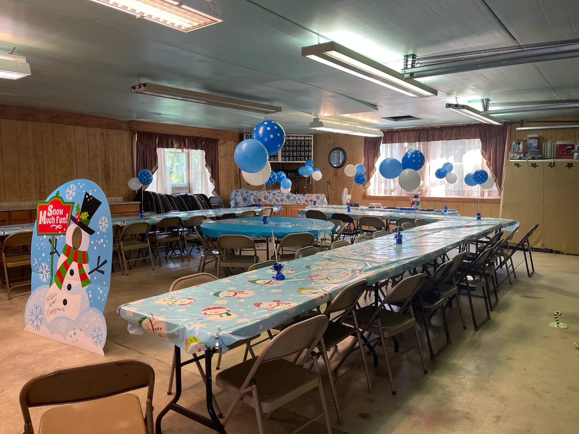 Lodge decorated with balloons and a snowman theme for a winter party
